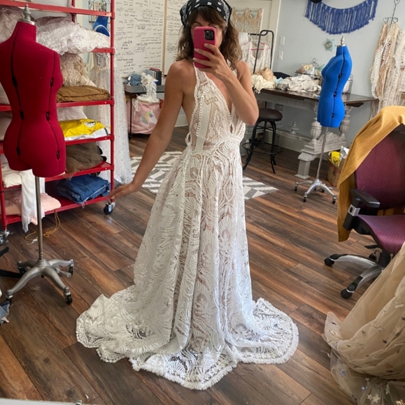 Lace wedding gown - Picture 2 of 8